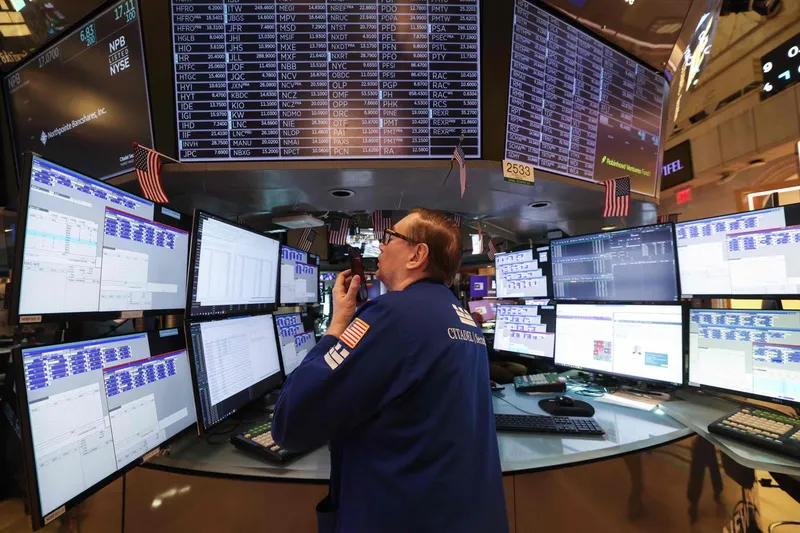 Mercados financieros con cautela; petróleo renueva cotizaciones al alza