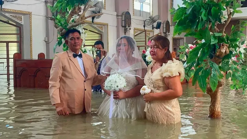 Una iglesia inundada no detuvo a una pareja en Filipinas para realizar su boda