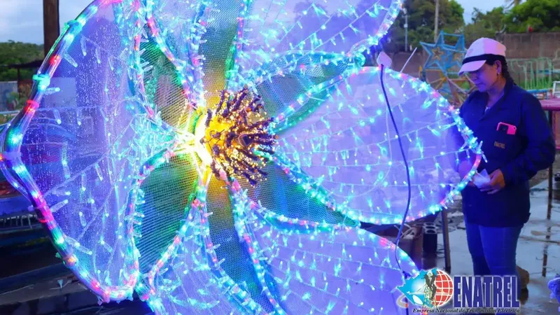 ENATREL prepara adornos navideños que iluminarán Managua