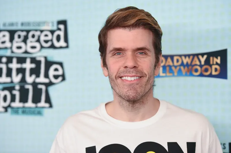 Familiar de Perez Hilton dice que sufrió múltiples fracturas óseas el día de su colapso