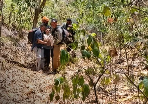 Motociclista sobrevive tras pasar 24 horas al fondo de un barranco en Carretera Sur