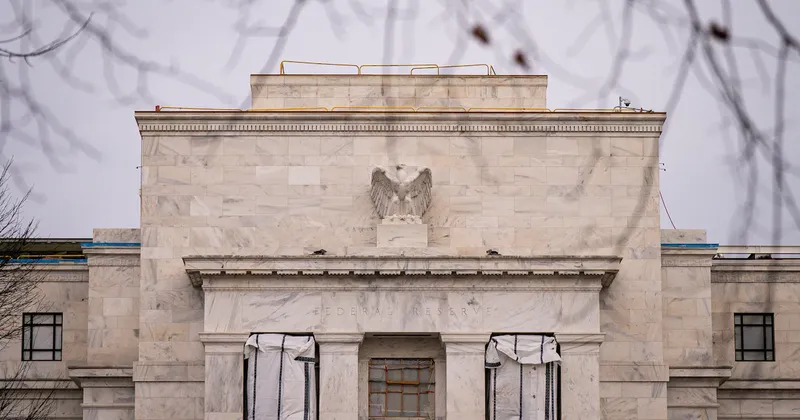 La Fed sube tasas por primera vez desde 2023 y proyecta otra alza antes de fin de año