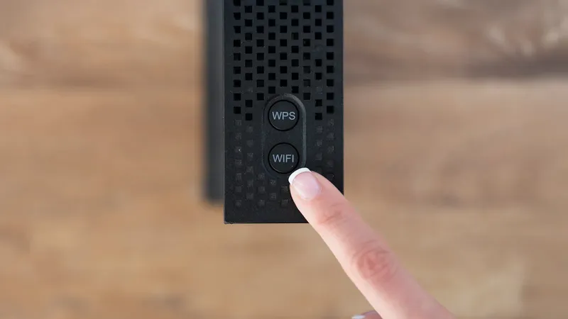 El botón de tu router que nunca deberías pulsar: si lo haces, te podrían robar la contraseña