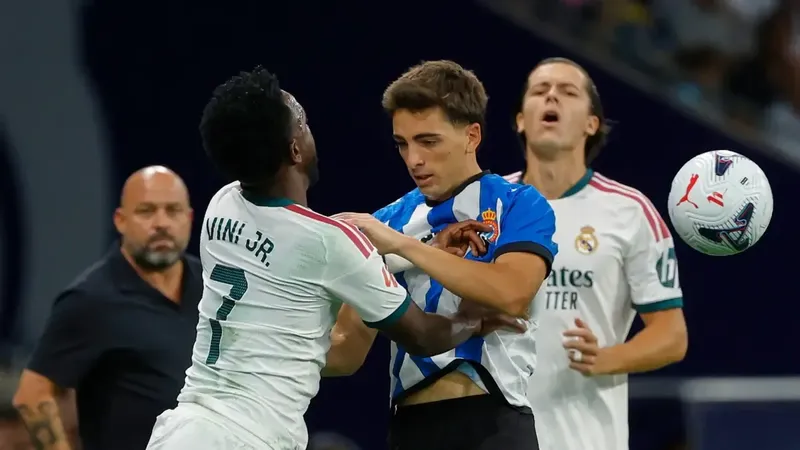 Ni tres minutos tardó Vinicius en tenérselas con un jugador del Espanyol