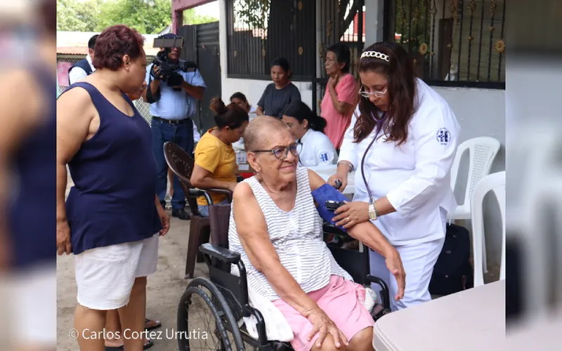 Habitantes del barrio Edgar Munguía reciben atención médica integral durante feria de salud