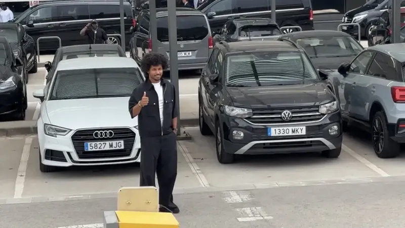Adeyemi llega a Barcelona cargado de ilusión