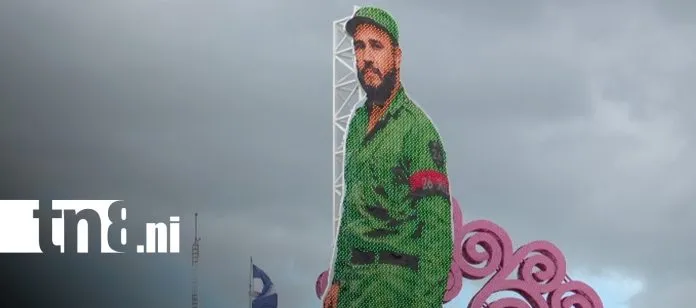 Instalan escultura en honor a Fidel Castro en la Avenida de Bolívar a Chávez