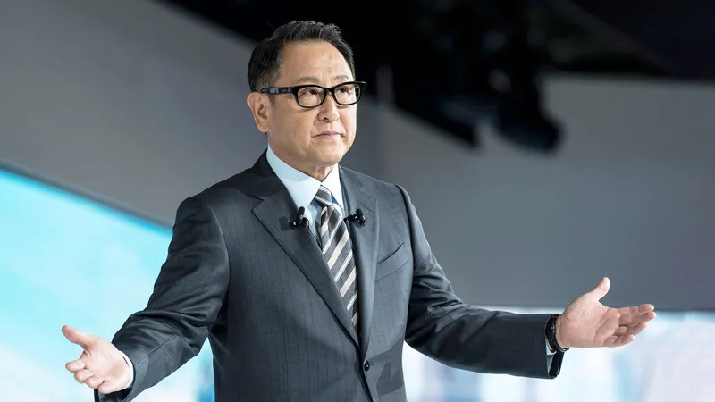 Akio Toyoda, presidente de Toyota, no se oculta: “Me parece que soy el único amante de la gasolina, me siento muy solo”