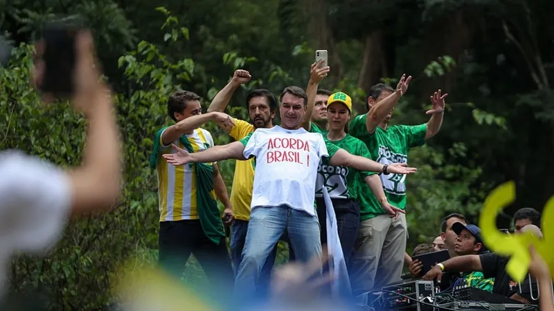 Reportes: Flávio Bolsonaro llega a EE.UU. tras huir de Brasil
