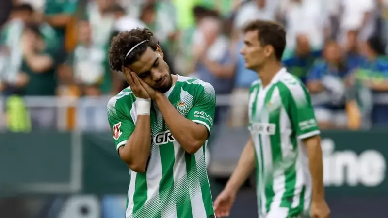 5-2: El Betis golea a Osasuna y no se baja del podio liguero antes de recibir al Barça