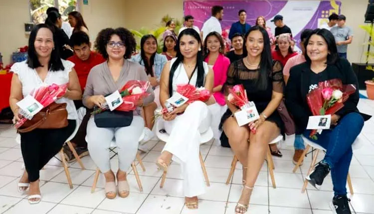 Mujeres y madres periodistas reciben reconocimientos