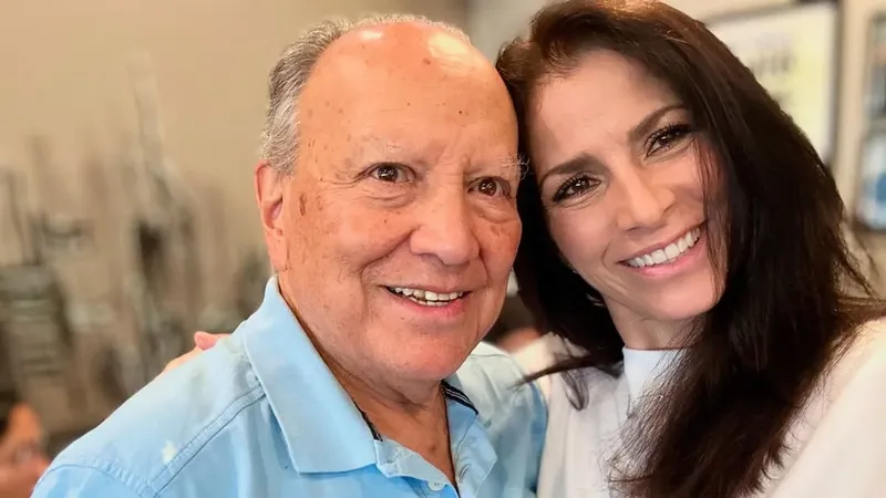 Alessandra Rosaldo se despide con ternura de su padre, y Lucero le brinda un mensaje de consuelo