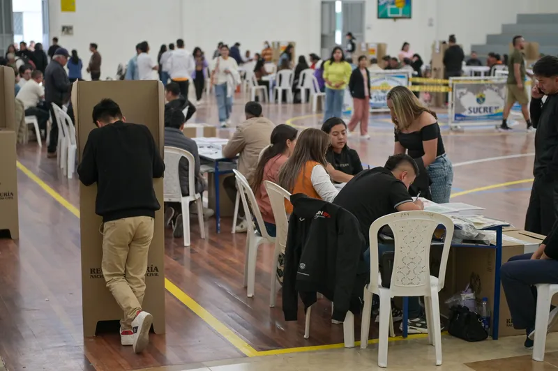 Colombianos acuden a las urnas para elegir al nuevo presidente