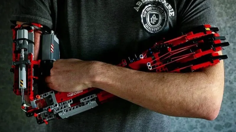 Nació sin el antebrazo derecho y a los 9 años empezó a construirse uno con LEGO. Nueve años después batió un récord Guinness y llegó a crear para un niño una prótesis con piezas de solo 15 euros