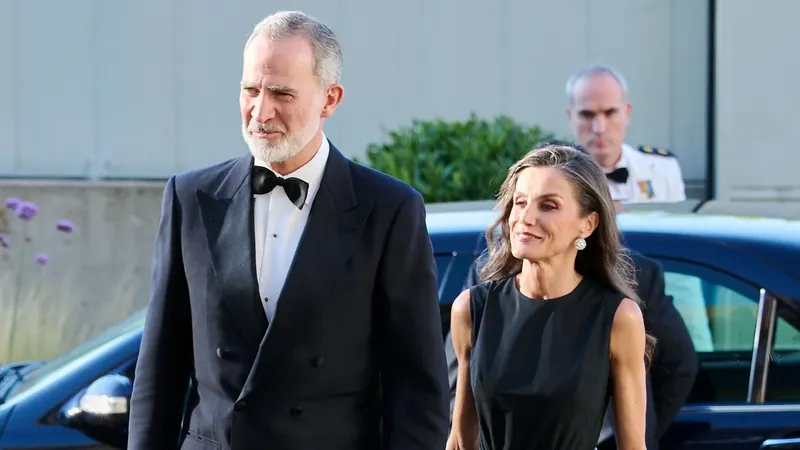 La reina Letizia revive la elegancia de Audrey Hepburn con un vestido negro y las históricas joyas de pasar