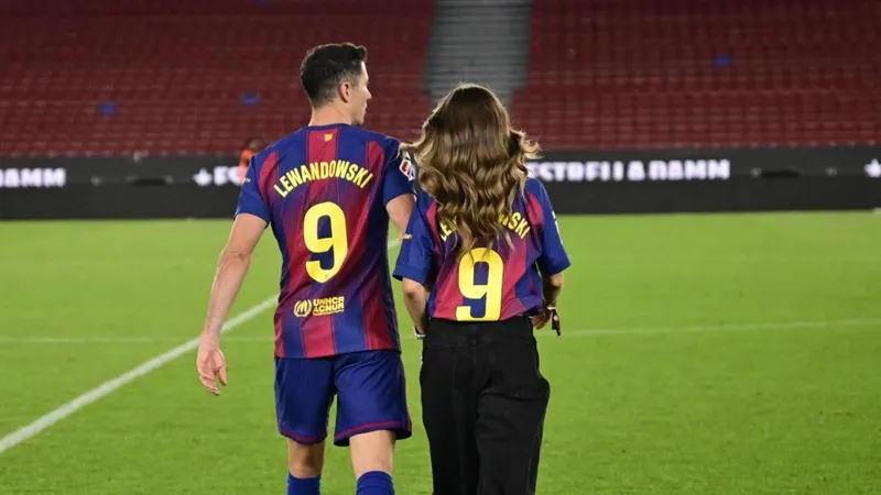 Fotos exclusivas: El beso de Lewandowski a su esposa en un Camp Nou vacío