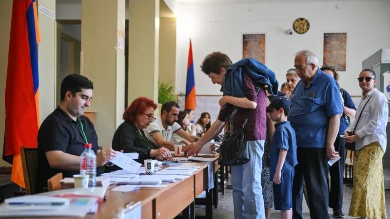 Cierran urnas en Armenia en unas elecciones marcadas por tensiones y denuncias de arrestos