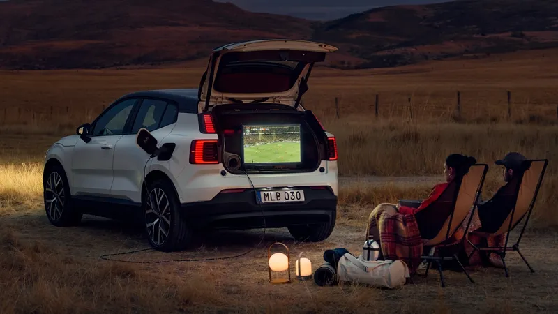 Una sencilla actualización inalámbrica convierte al coche eléctrico más vendido de Volvo en un cine al aire libre