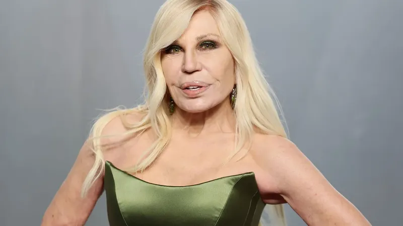 Donatella Versace lanzará su nueva marca de moda (y belleza) en 2027