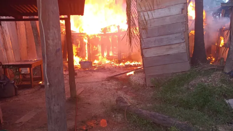 Familia se salva de incendio que redujo a cenizas su casa en Bilwi