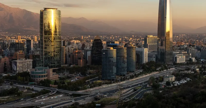 Apuestas por más alzas de tasas de la Fed suman presión a los ya golpeados bonos de Chile