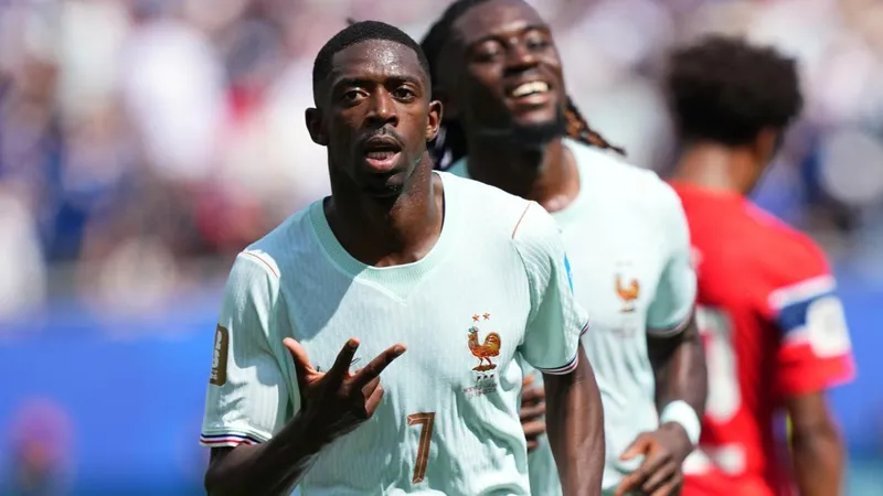 Francia acaba primera con un 'hat trick' de Dembélé