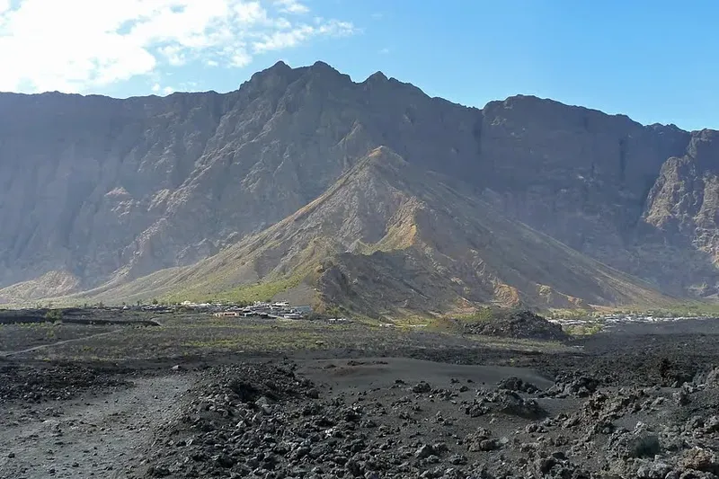 Más de 20 muertos al caer un autobús con escolares por un barranco en Cabo Verde