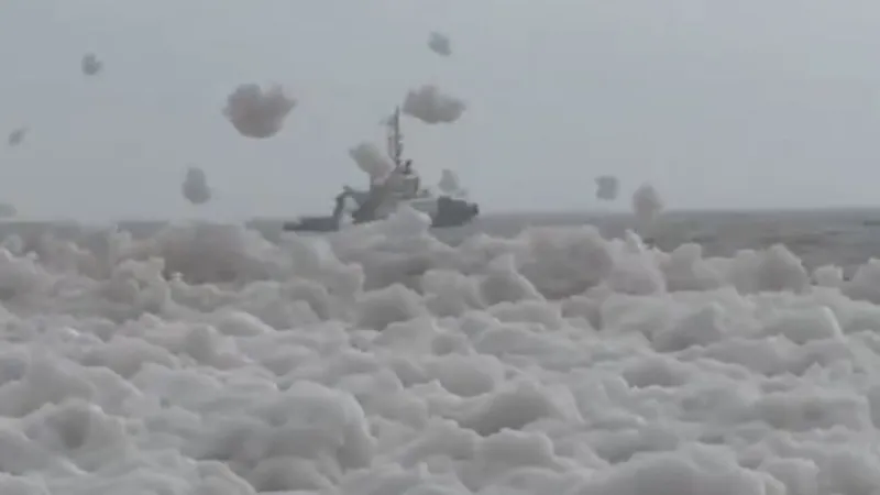 Playa de país suramericano amanece con un inusual paisaje repleto de espuma (VIDEO)