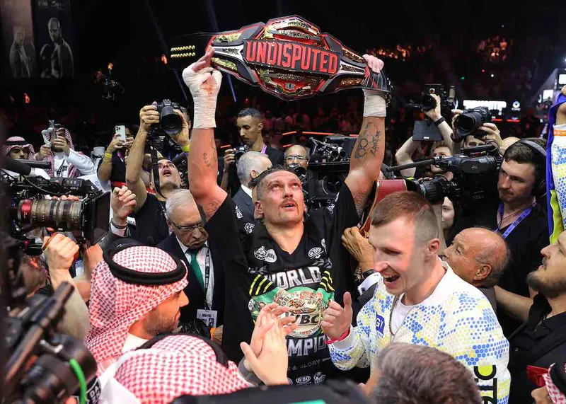 Un decepcionante Oleksandr Usyk vence a Rico Verhoeven en el undécimo