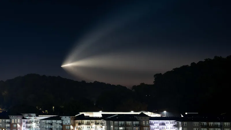 VIDEO: Una enorme 'medusa espacial' ilumina el cielo tras el lanzamiento de un cohete en EE.UU.