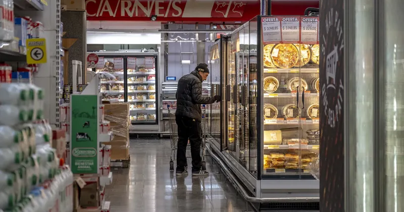 Consumo masivo cayó en el primer semestre: qué pasa con los supermercados y el único canal que crece en Argentina