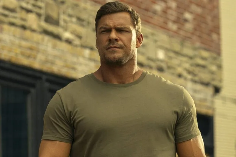 Alan Ritchson está cerca de protagonizar la película de acción real de Helldivers tras la salida de Jason Momoa