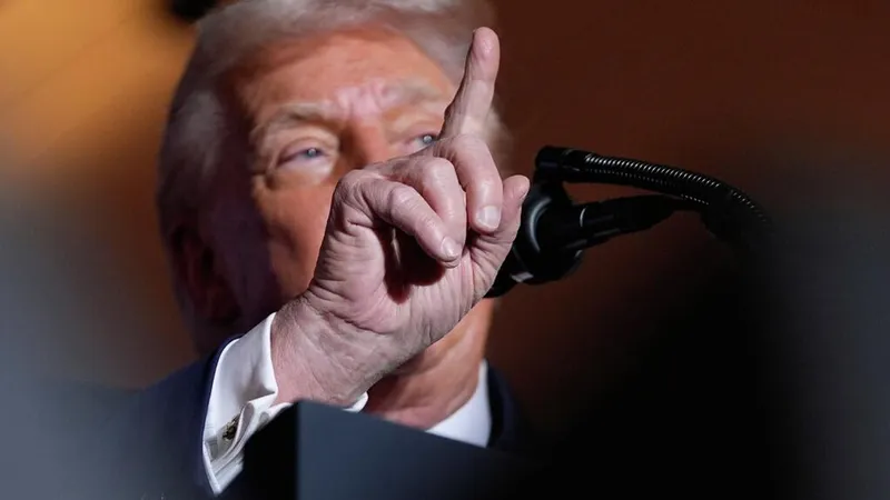 "Bombas sobre sus cabezas": Trump amenaza a Irán si no le satisface el respeto del acuerdo | Video