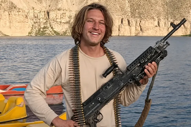 Un youtuber quiso "impulsar miles de años" a una tribu indígena. Fue denunciado y ahora vuelve a la carga