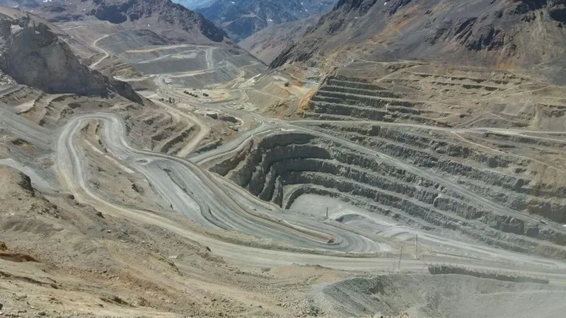 ¿Es conveniente que la minera estatal chilena Codelco abra las puertas al capital privado?