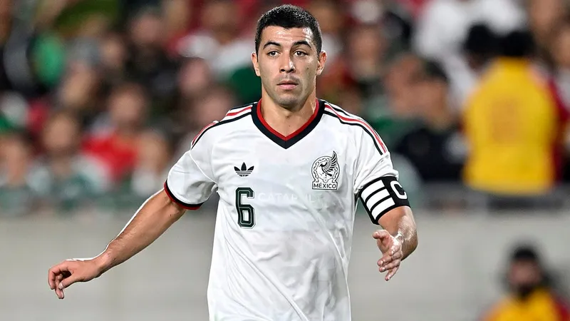 ¡Erik Lira se acerca al Valencia! Su representante ya se reunió con el club