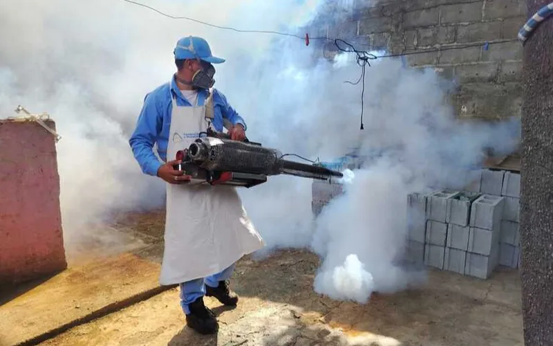 Habitantes del barrio Ayapal le hacen la guerra a los zancudos