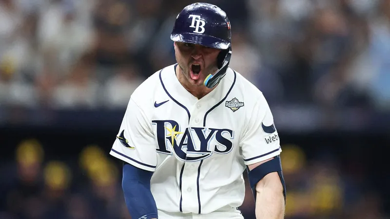 ¡Los Rays están vivos! A punto de ser barridos, remontaron en extra innings