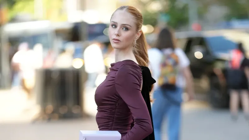 Loreto Peralta en el desfile de Carolina Herrera nos enseña cómo usar el color borgoña para ser la más elegante en otoño 2026