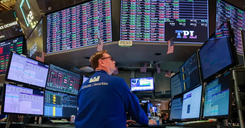 Wall Street avanza mientras rendimientos de bonos caen tras débil dato laboral en EE.UU.