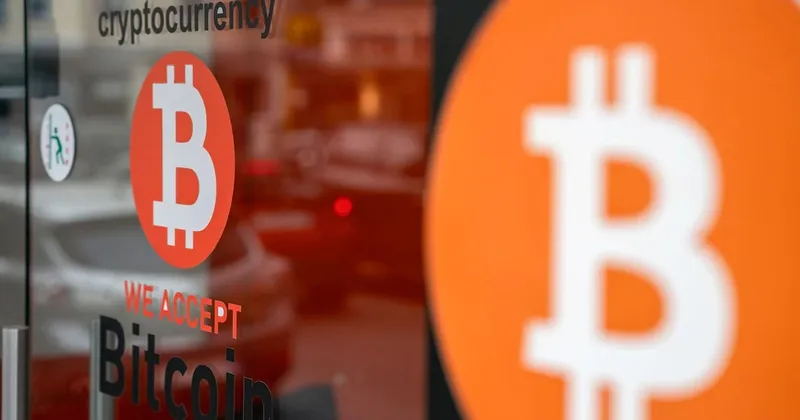 El bitcoin cae a su mínimo en dos semanas y desata liquidaciones por US$500 millones