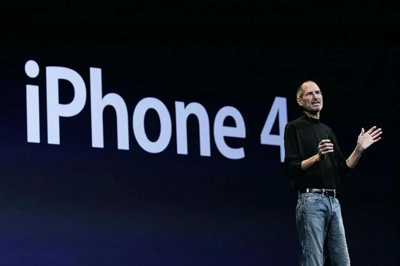 Steve Jobs dijo que "sujetábamos mal el iPhone". Un desarrollador reveló la verdad 15 años después en tan solo 20 bytes de código