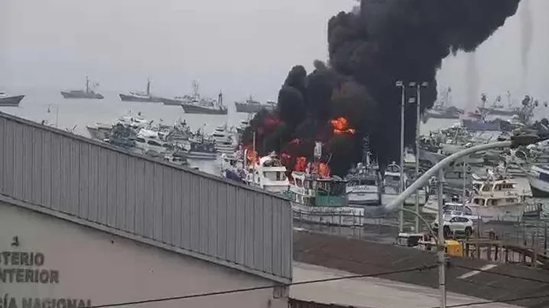 Se registra fuerte incendio en un puerto al este de Ecuador