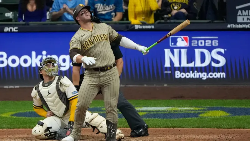 Insólita jugada en MLB: El techo le niega remontada a Padres contra Brewers