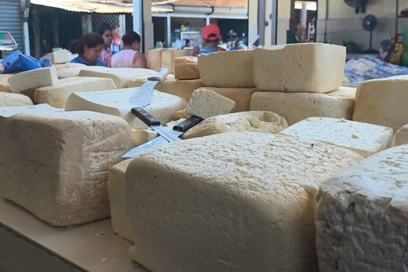 Precios de lácteos presentan leve disminución en el mercado Iván Montenegro