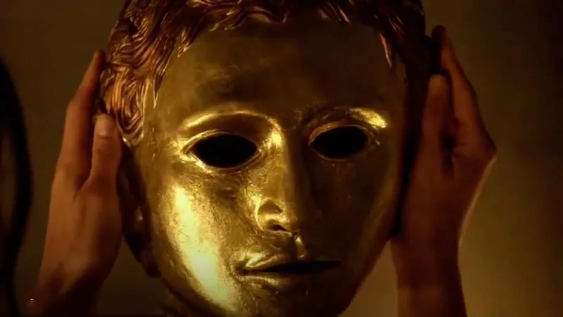 Esta serie marcó un hito con su sangre y sexo sin censura, pero siempre la recordaremos por la trágica muerte de su actor protagonista