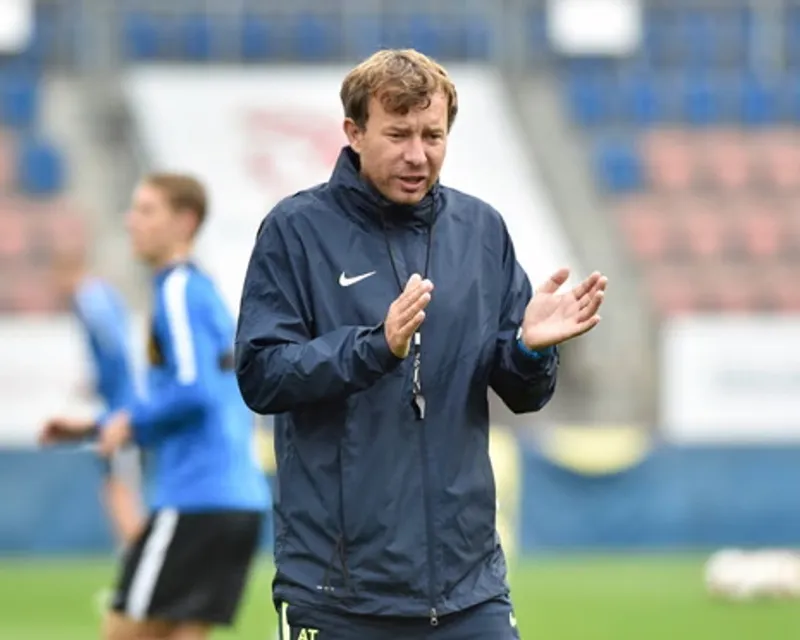 Entrenador de futbol femenino fue vetado de por vida por UEFA tras filmar a jugadoras en el vestuario