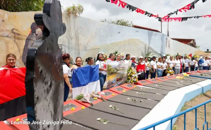 Docentes homenajean a héroes de la Colina 110 y fortalecen la memoria histórica