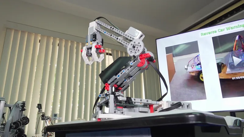 Realizan exposición de prototipos robóticos con estudiantes de universidades