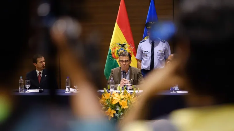 Paz "tiene que dar un golpe de timón inmediato" ante caída de su popularidad en Bolivia, dice analista